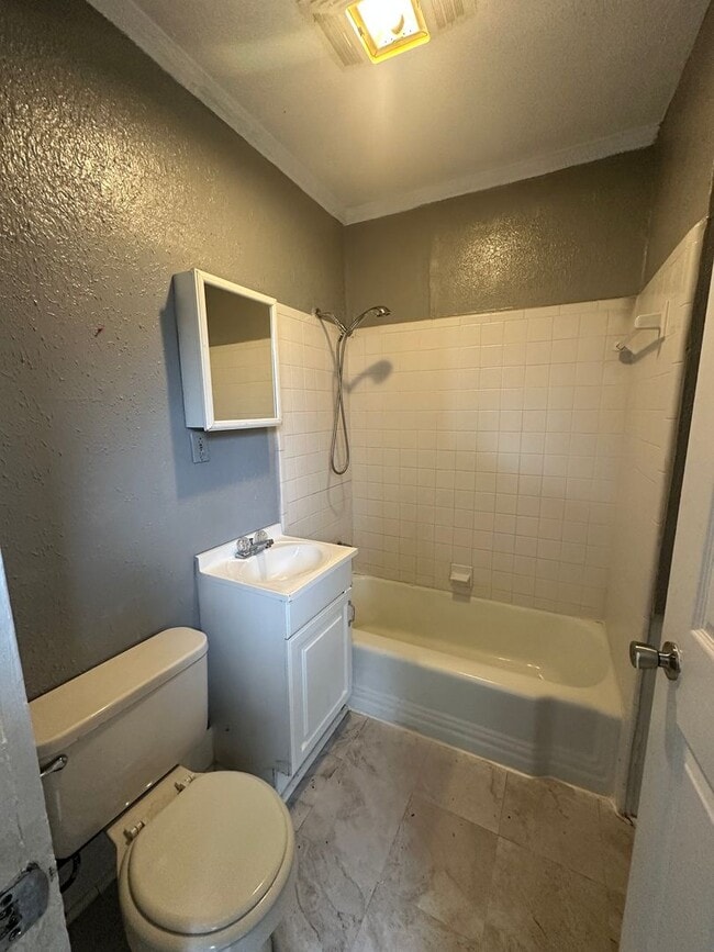 Building Photo - Gorgeous 3 bedroom Home In