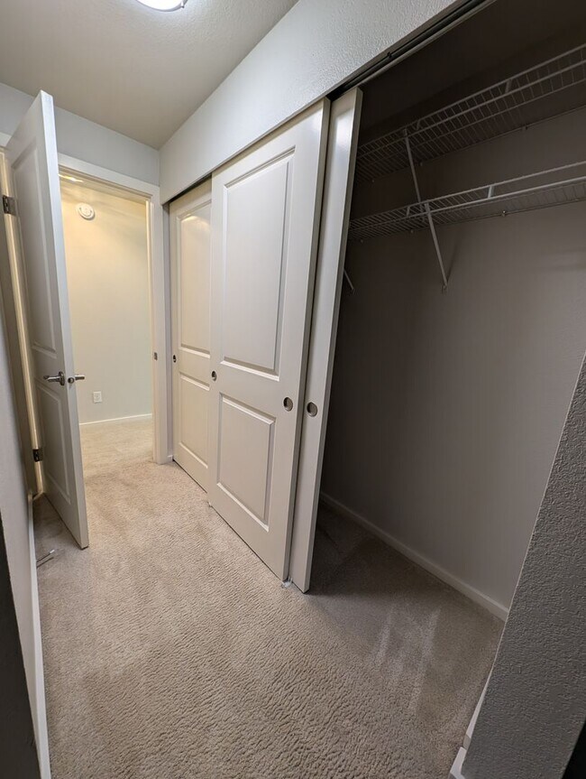Building Photo - High End 3 Br Condo off of Bothell-Everett...