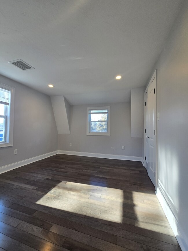 Building Photo - 35 Phillips Ave