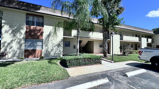 Building Photo - 5535 Lakewood Cir