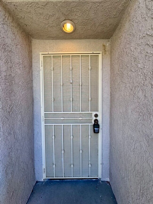 Building Photo - Spacious 4 Bedroom Home with Expansive Bac...