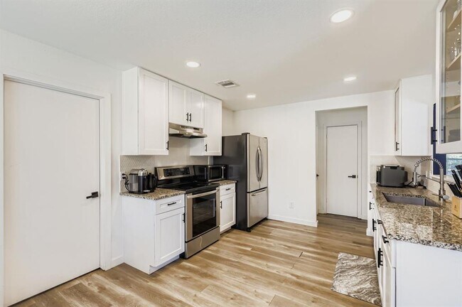 Building Photo - 1202 Hughmont Dr