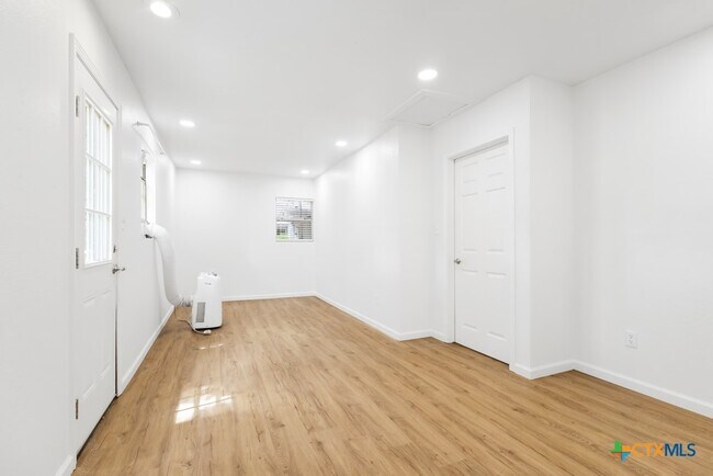 Building Photo - 761 Whippoorwill Dr