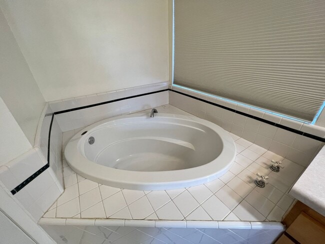 Building Photo - BEAUTIFUL Mountain Home