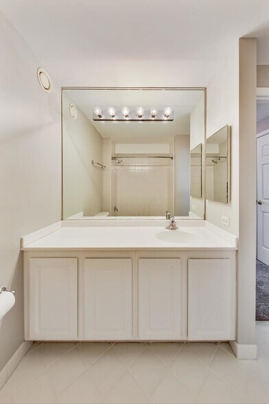 Building Photo - 345 N La Salle Dr