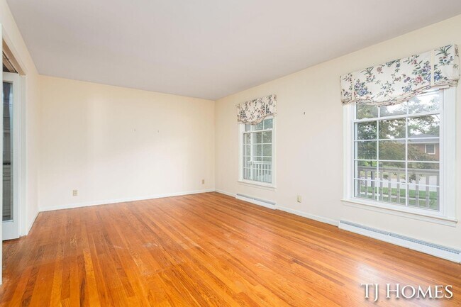 Building Photo - 8 Wallinwood Ave NE