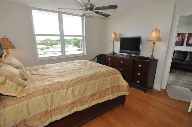 Building Photo - 4501 NE 21st Ave