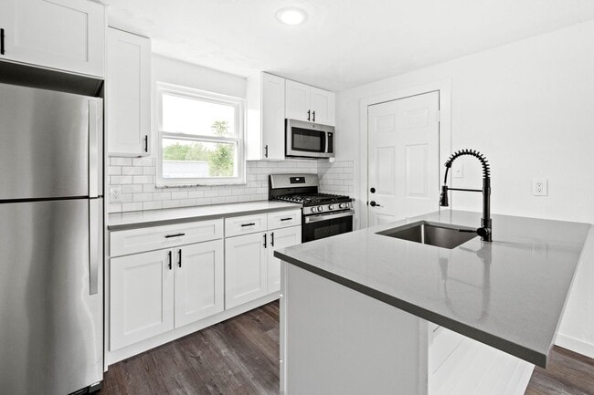 Building Photo - AVAILABLE JULY 1ST! Don't miss this RENOVATED 3-BEDROOM!!