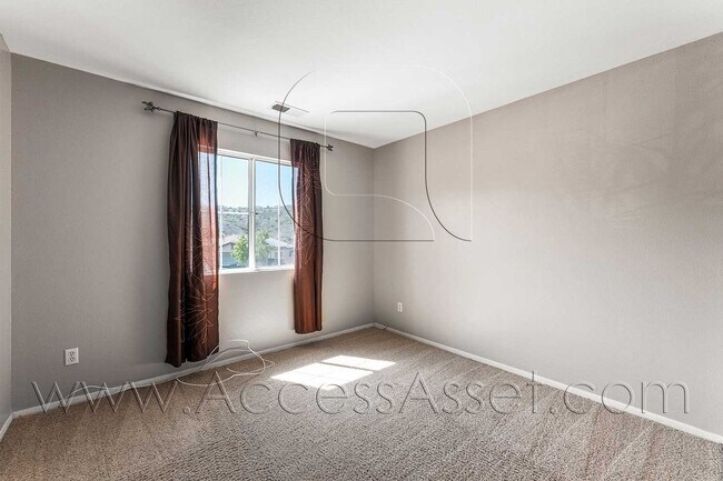 Building Photo - Large 4 Bed/3 Bath Home with an Incredible View!