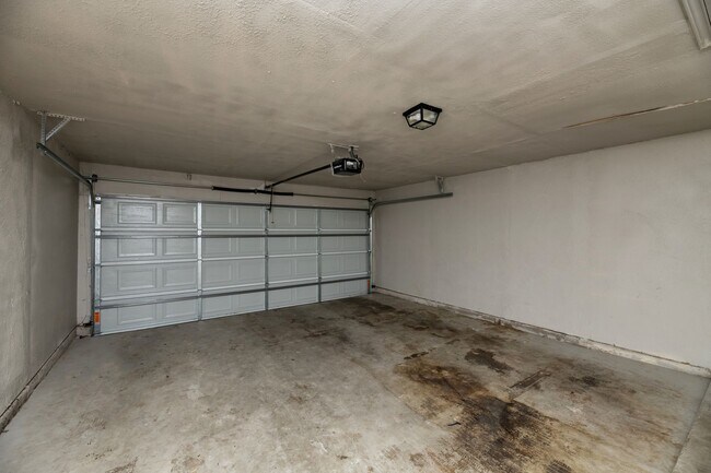 Building Photo - AVAILABLE NOW! NICE 3 BEDROOM HOME LOCATED IN ARLINGTON, TEXAS!