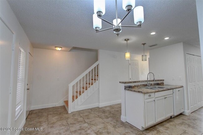 Building Photo - 283 E Towne Pl