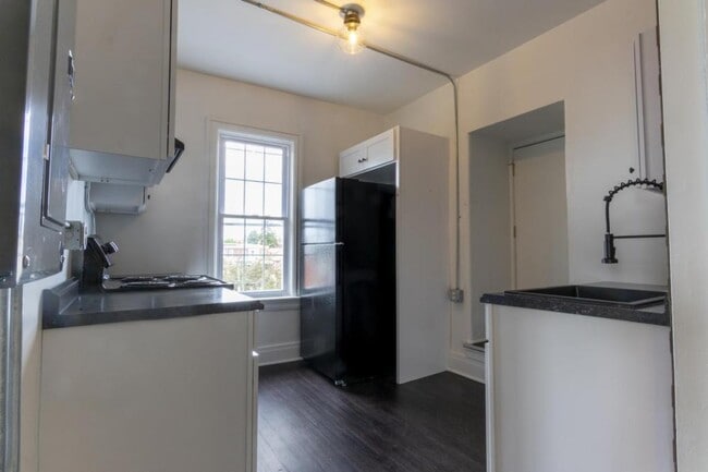 Building Photo - 713 Locust St