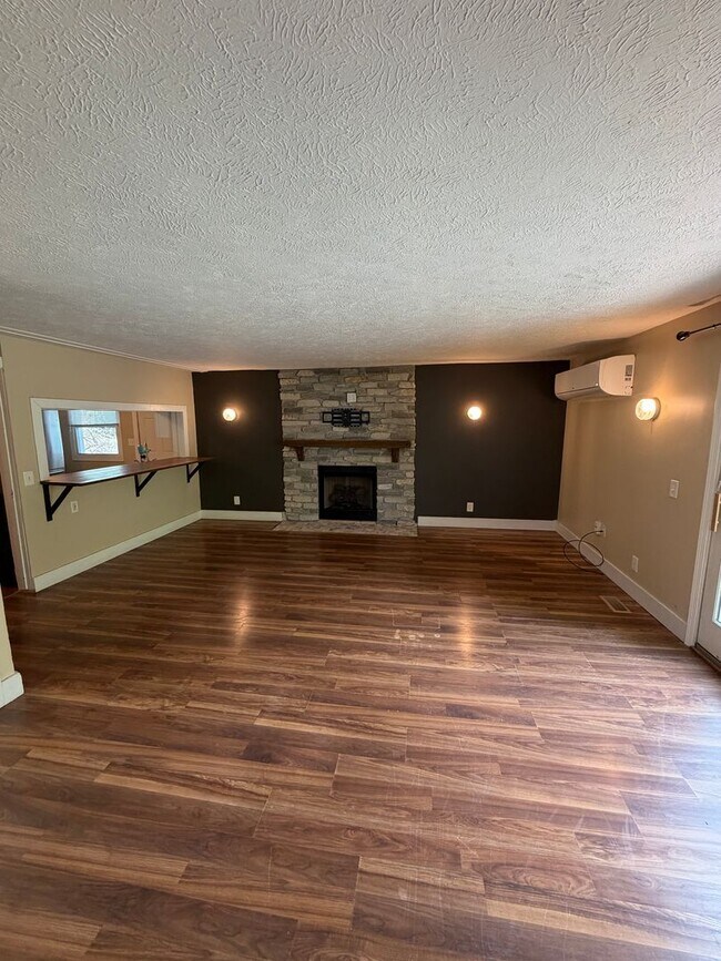 Building Photo - Secluded & Charming 3BR/1BA in Lansing — Section 8 Approved