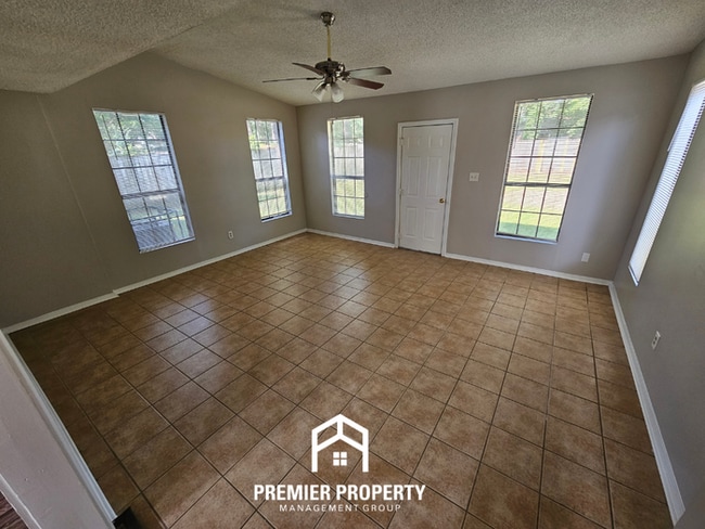 Building Photo - Move-In Ready 3BR Gem in Memphis - Cozy Fireplace, Tile Dining & Private Yard