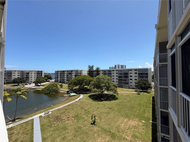 Building Photo - 2851 Leonard Dr