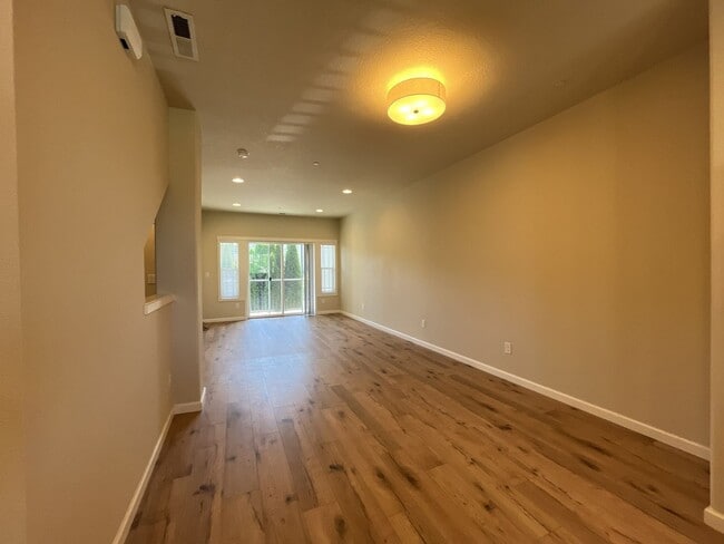 Building Photo - Spacious Bull Mountain Townhome Featuring Two Ensuite Bedrooms, Attached Garage & Modern Finishes &