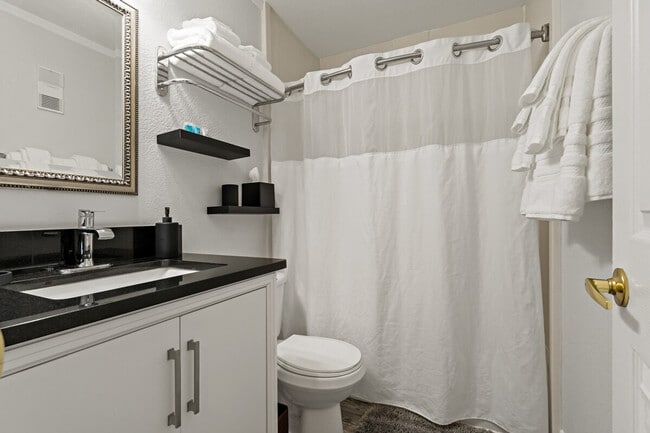 Building Photo - 2502 N Rocky Point Dr