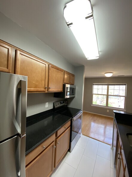 Building Photo - 1702 Ascot Way