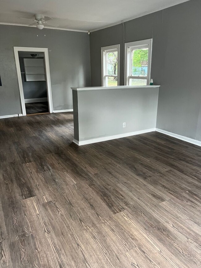 Building Photo - Large 4 Bedrooms 2 Bathrooms