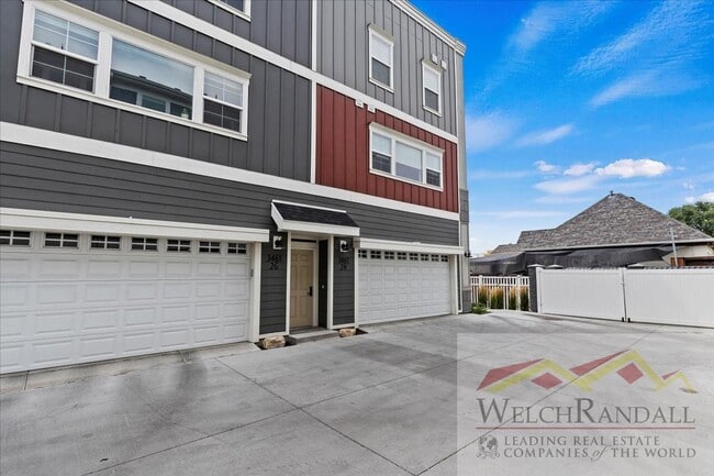 Building Photo - Townhome with Style and Space Close to Dow...