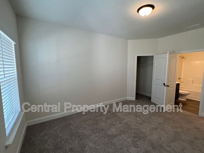 Building Photo - 102 Lariat Ct