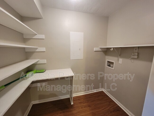 Building Photo - 2612 Fox Ct