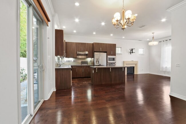 Building Photo - 908 N Santa Anita Ave