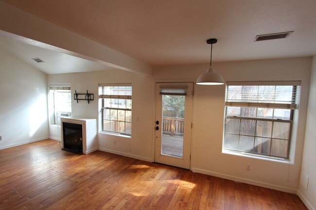Building Photo - 3-Bed / 2.5-Bath Townhome in Boulder Point Near FUTS Trails