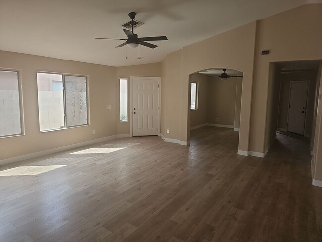 Building Photo - SPACIOUS and beautifully remodeled home! E...