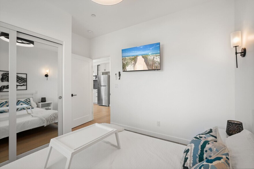 Building Photo - 2258 Helios Dr