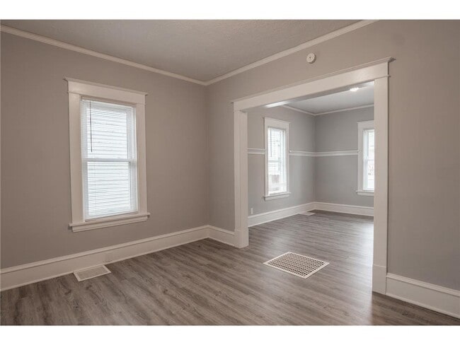 Building Photo - 1317 Reaney Ave E