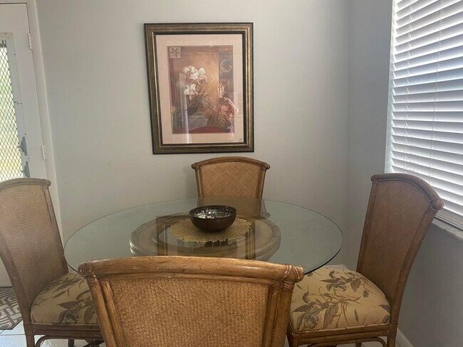 Building Photo - 542 Normandy Ln