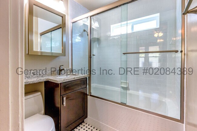 Building Photo - 3034 E Vista