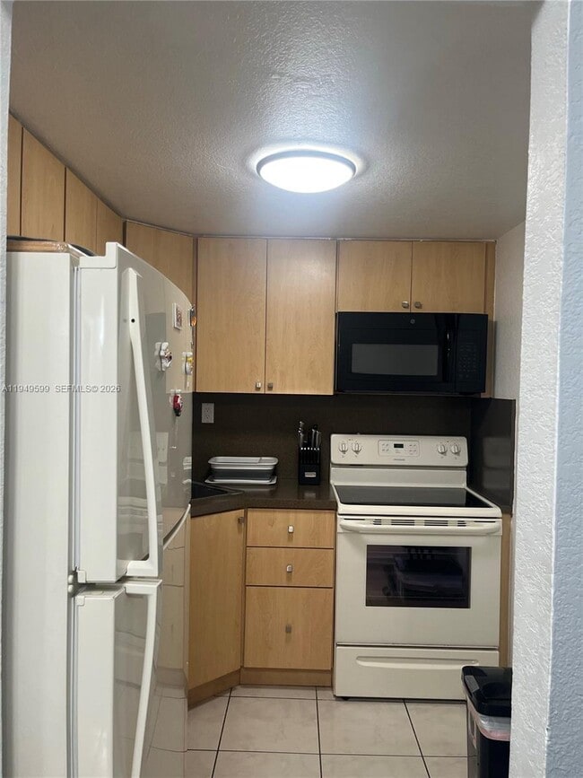 Building Photo - 606 W 81st St