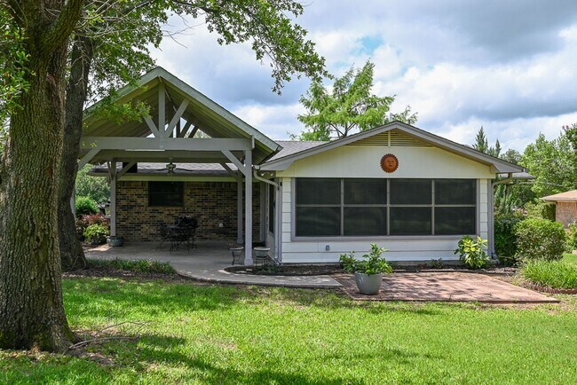Building Photo - Beautiful 3 bedroom 2 bath Runaway Bay,  TX