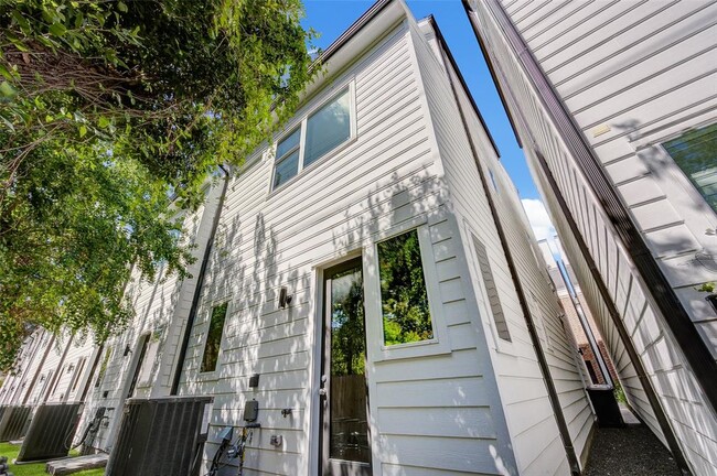 Building Photo - 5837 Dolores St