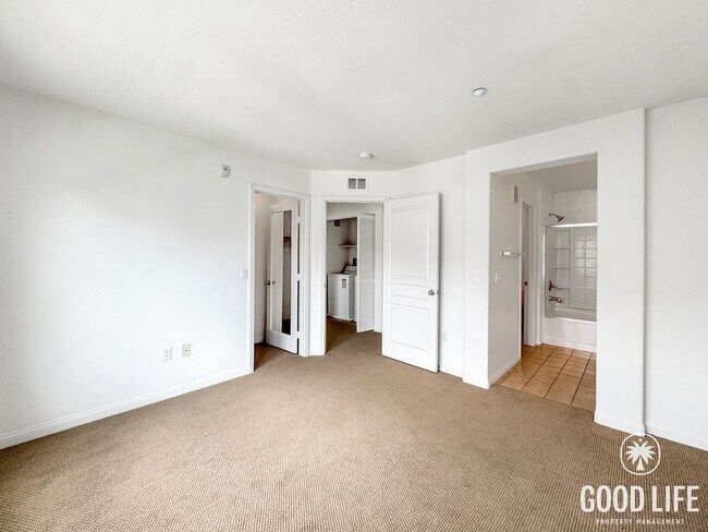 Building Photo - Beautiful 2B/2.5BA Townhouse in Oceanside w/ Washer/Dryer, Attached Garage, and AC!