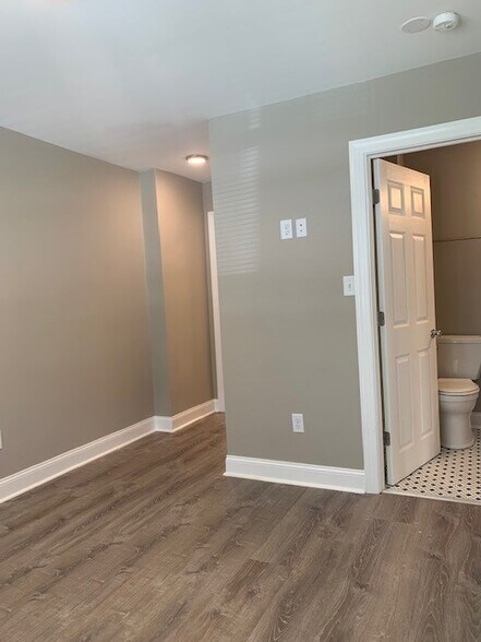 Building Photo - 819 W 43rd St