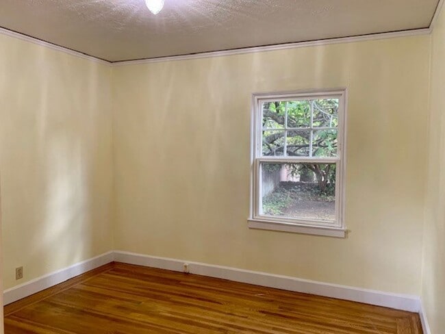 Building Photo - Adorable Three Bedroom, One-story Home in ...