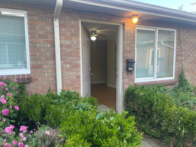 Building Photo - 1438 Clinton St