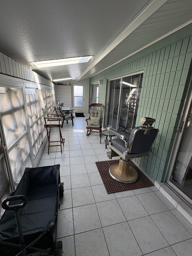 Building Photo - 1205 Tarpon Center Dr