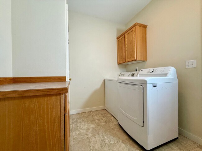 Building Photo - SCHEDULE A TOUR TO VIEW THIS VERY SPACIOUS HOME IN REDMOND!!