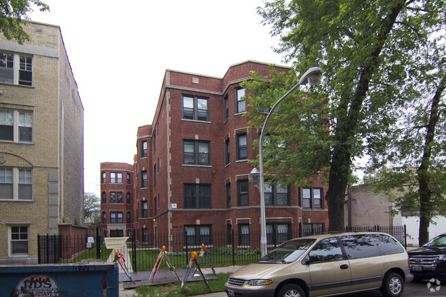 7526 N Seeley Avenue - The Seeley Court
