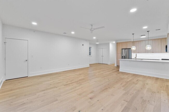 Building Photo - 525 AVENUE E