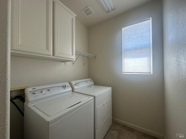 Building Photo - 107 Riviera Dr