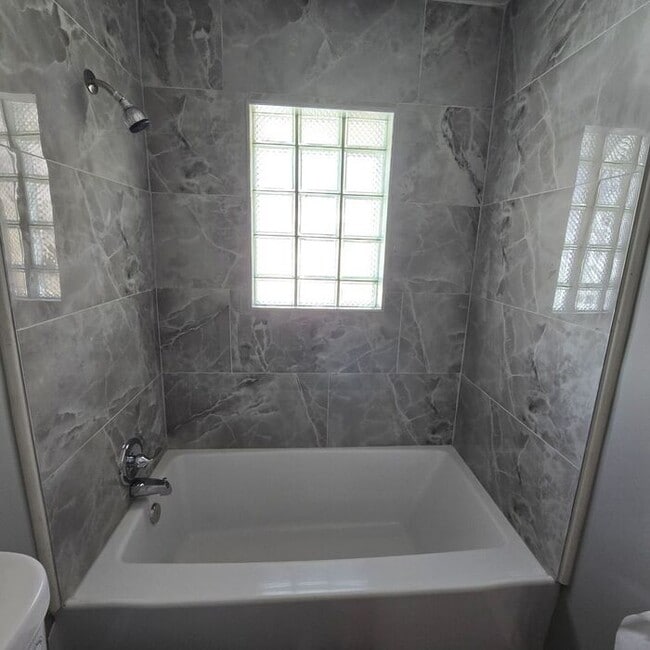 Building Photo - Charming 3-Bedroom Home / Pet-Friendly / A...