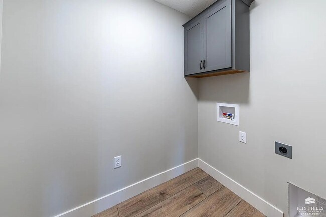 Building Photo - Open-Concept Modern 3 Bedroom, 3 bathroom house