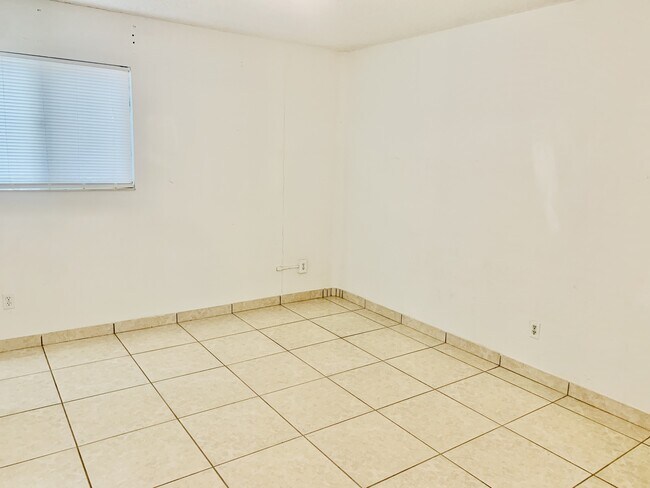 Building Photo - 826 Wiggins Pass Rd