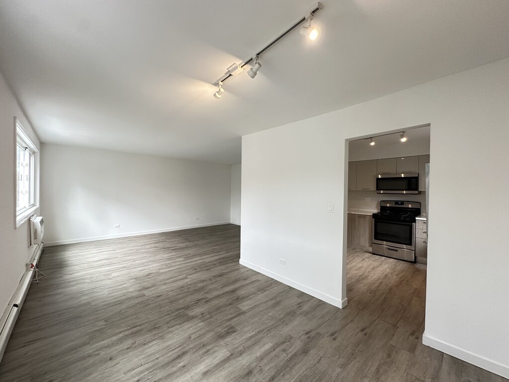 Building Photo - 7621 N Sheridan Rd