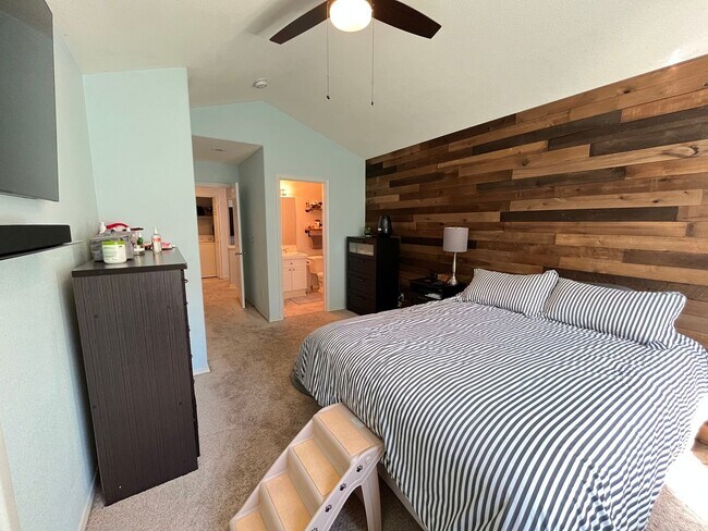 Building Photo - Lovely 2Bd + 2.5Ba in Beaverton!! Minutes Away From Nike! New Roof, Fence, Paint and Additional B...